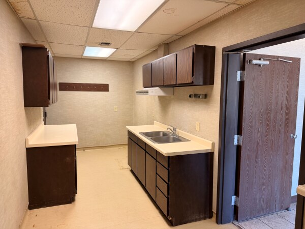 More Photos Of 421 5th St, Centuria Veterinarian Kennel For Sale