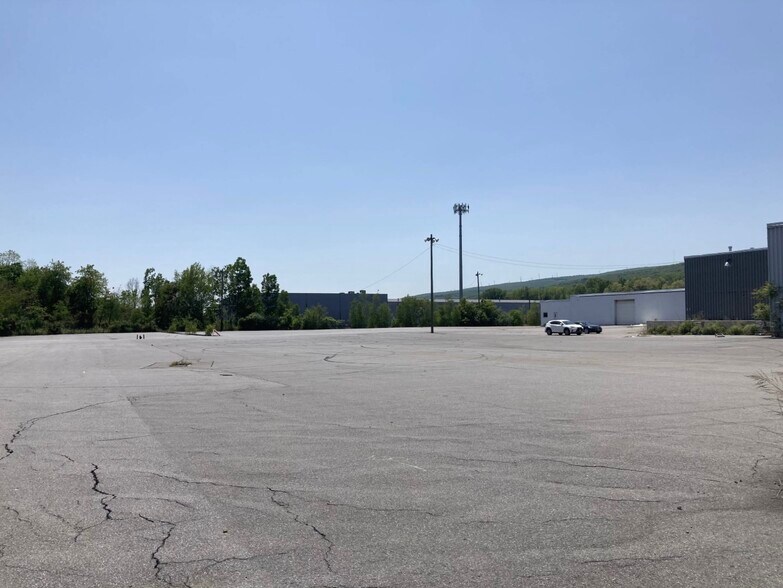 More Photos Of 1000 N South Rd, Scranton Warehouse For Lease