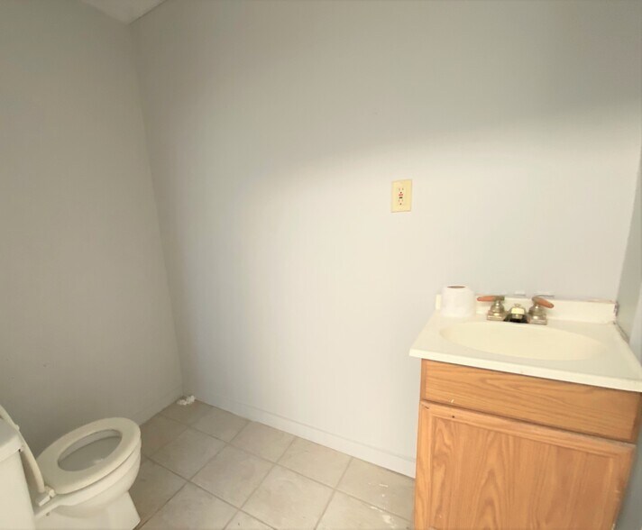 More Photos Of 4963 NW Radial Hwy, Omaha Storefront For Lease