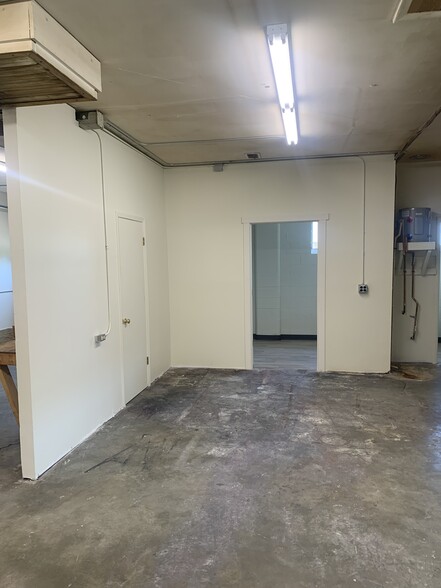 More Photos Of 1112 S Morton St, Bloomington Service For Lease