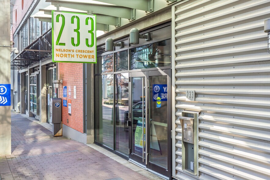 More Photos Of 233 Nelson's Cres, New Westminster Medical For Sale