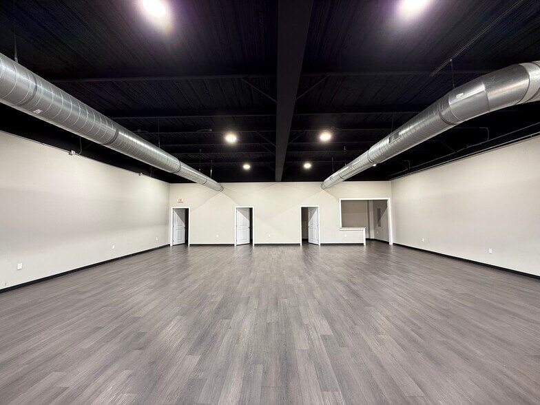 More Photos Of 2406 W Walnut St, Garland Storefront Retail Office For Lease