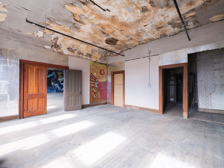 More Photos Of 353 Court St, Pekin Storefront Retail Residential For Sale