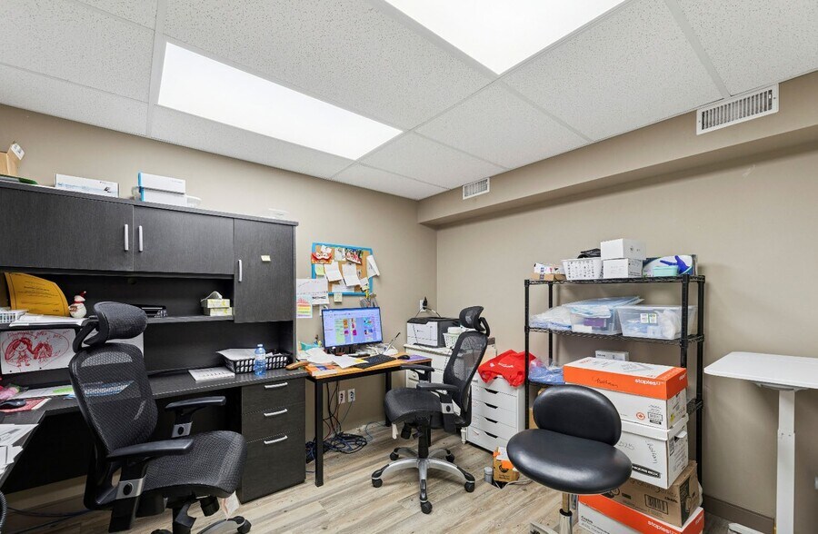 More Photos Of 185 Grand Av W, Chatham Medical For Sale