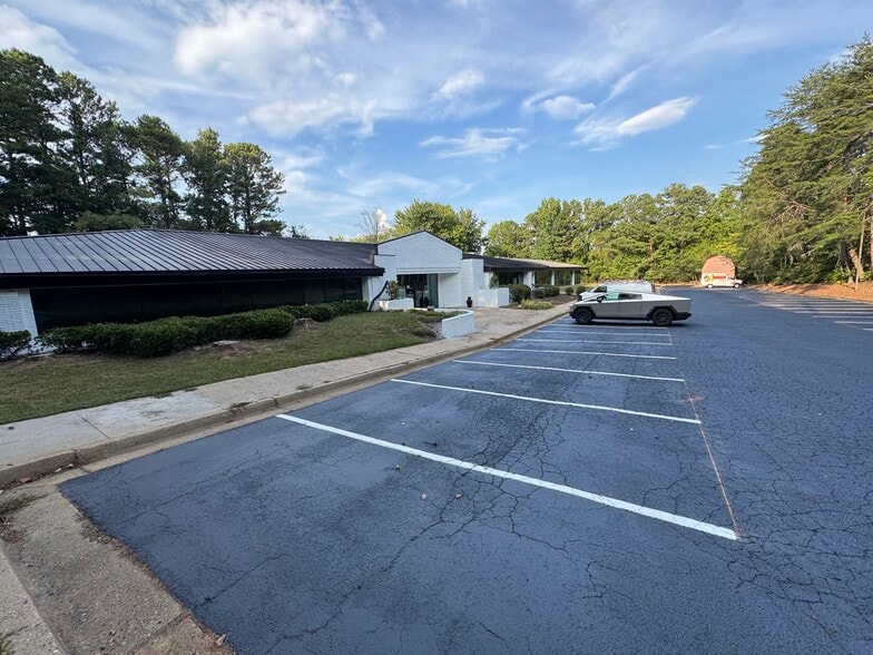 More Photos Of 5000 McGinnis Ferry Rd, Alpharetta Light Distribution For Sale