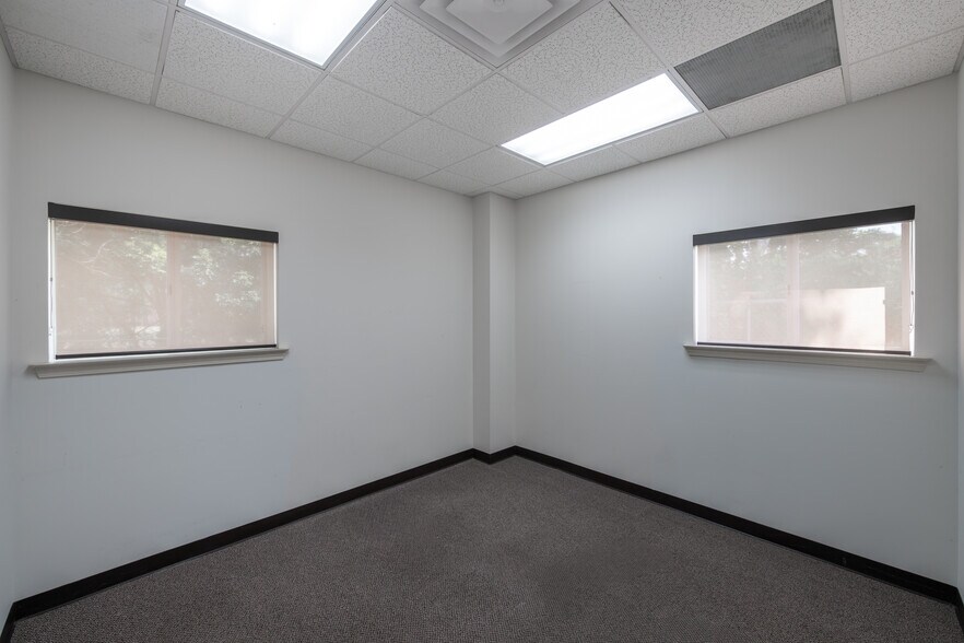 More Photos Of 8801 Corporate Square Ct, Jacksonville Warehouse For Lease