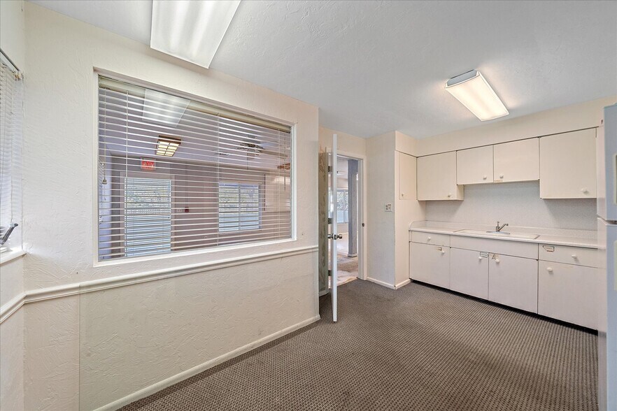 More Photos Of 4242 McIntosh Ln, Sarasota Storefront Retail Office For Sale