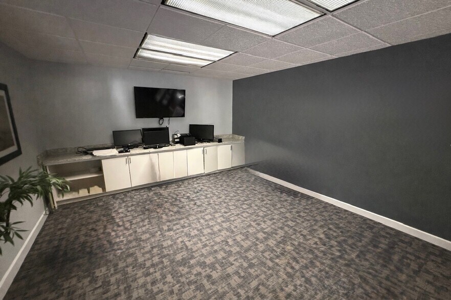 More Photos Of 6000 Gulfport Blvd S, Gulfport Office For Lease