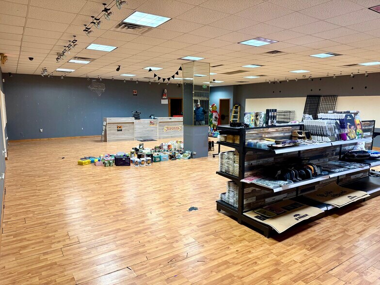 More Photos Of 5607 Kenwick St, San Antonio Showroom For Lease