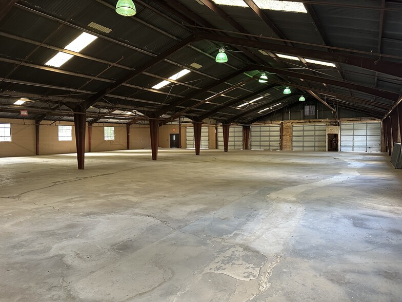 More Photos Of 1124 Delgado St, San Antonio Warehouse For Sale