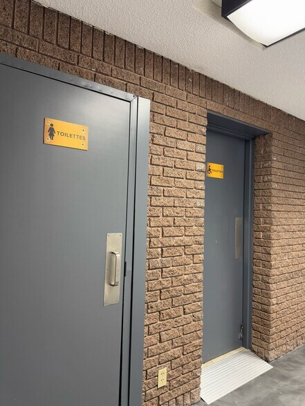 More Photos Of 3858-3870 Notre-Dame, Laval Office For Sale