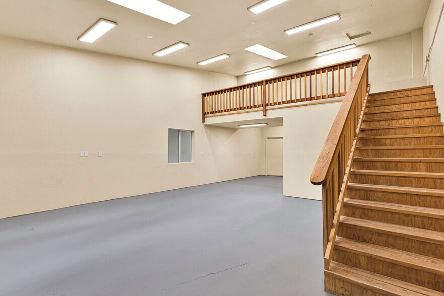 More Photos Of 614 W Fairway Blvd, Big Bear City Warehouse For Sale