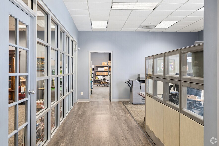More Photos Of 6240 Abbott Dr, Omaha Distribution For Lease