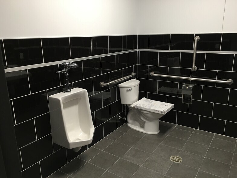 More Photos Of 23 W Pike St, Houston Storefront Retail Office For Lease