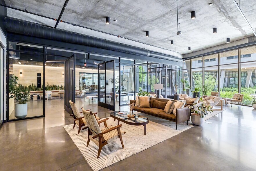 More Photos Of 3232 E Cesar Chavez St, Austin Unknown For Lease