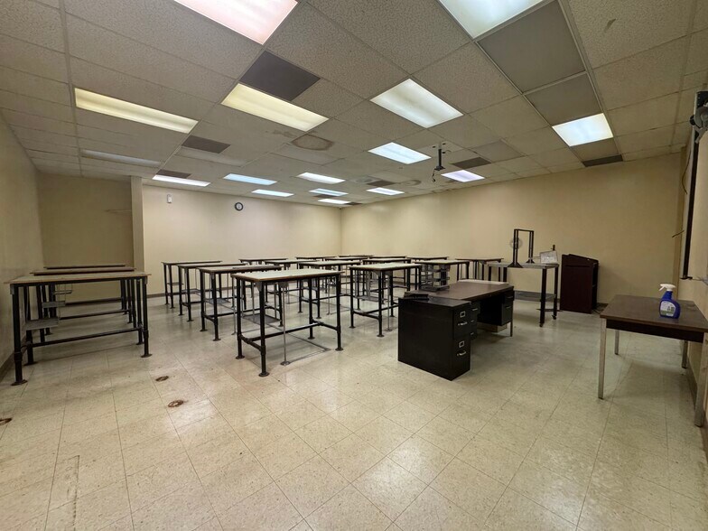 More Photos Of 575 SW Fair Dr, Atlanta Unknown For Lease