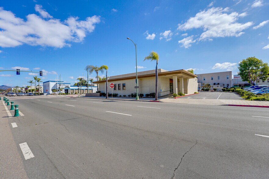 More Photos Of 125 N Broadway, Escondido Bank For Lease