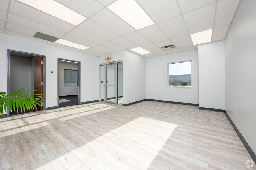 More Photos Of 4036 Perry Blvd, Whitestown Warehouse For Lease