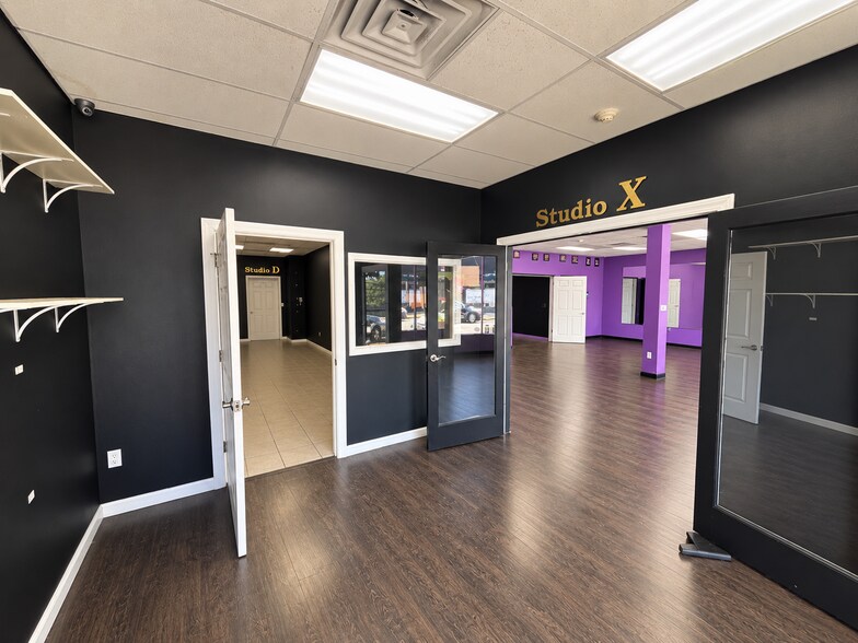 More Photos Of 1 Queen Anne Rd, Bogota Storefront Retail Residential For Lease