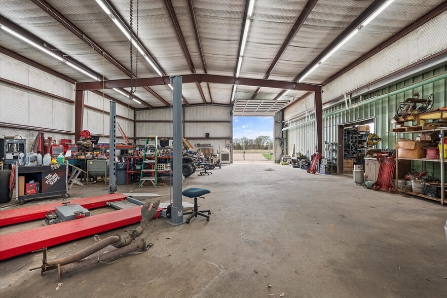 More Photos Of 613 2nd St, Kerens Light Manufacturing For Sale