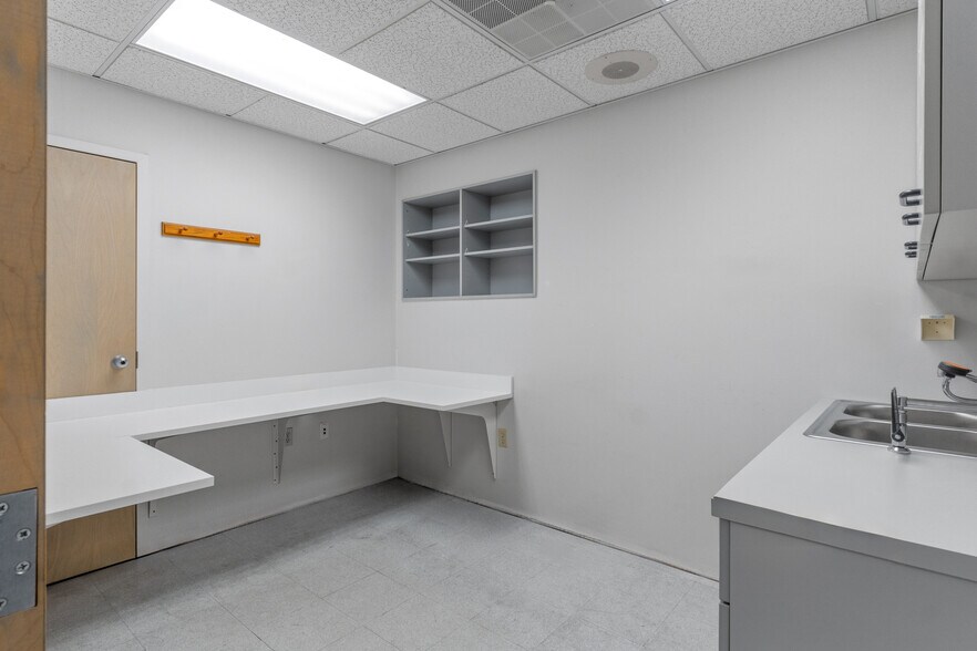 More Photos Of 320 Phillips St, North Kingstown Medical For Sale