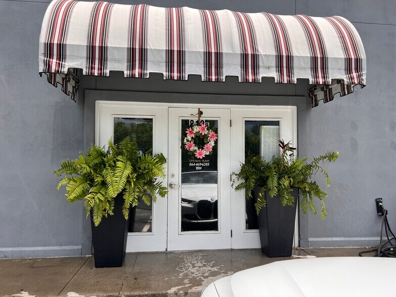 More Photos Of 812 W Wade Hampton Blvd, Greer Office Residential For Lease