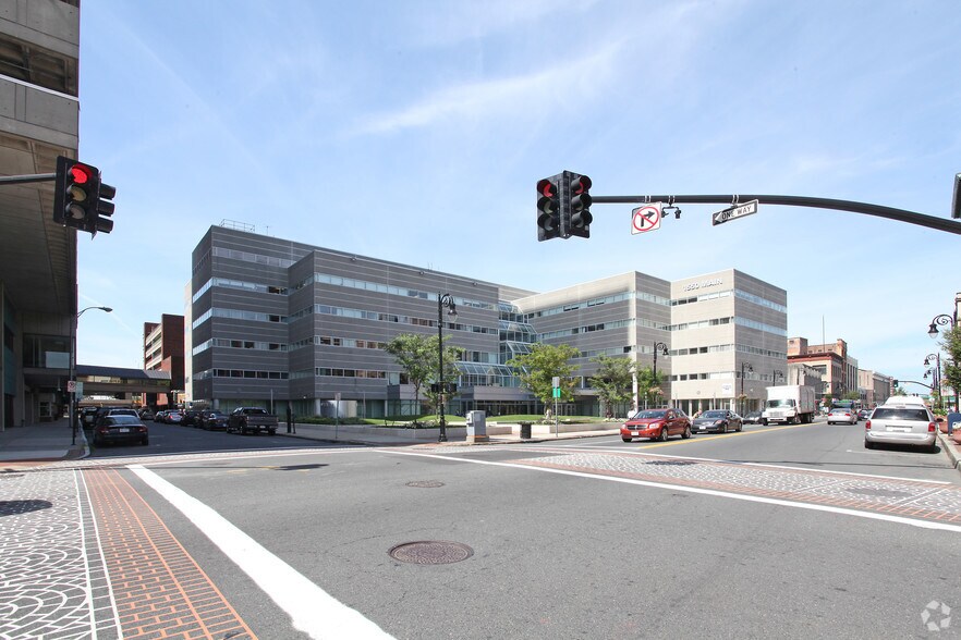 More Photos Of 1550 Main St, Springfield Medical For Lease