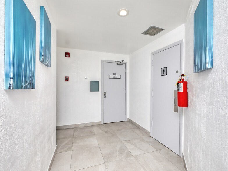 More Photos Of 7880 N University Dr, Tamarac Office Residential For Lease