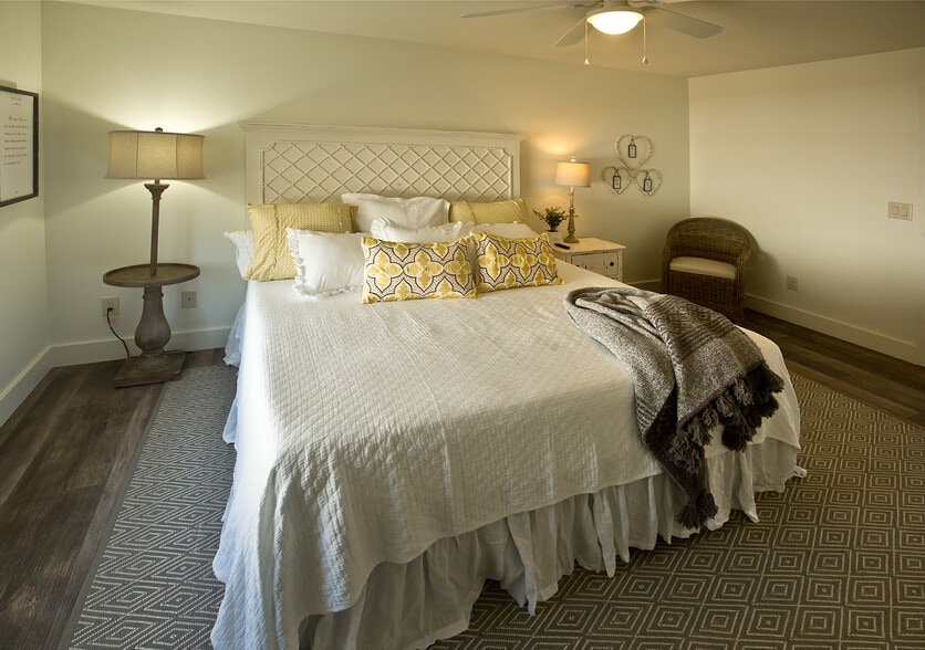 More Photos Of 118 Oak Crescent Cir, Clayton Hotel For Sale