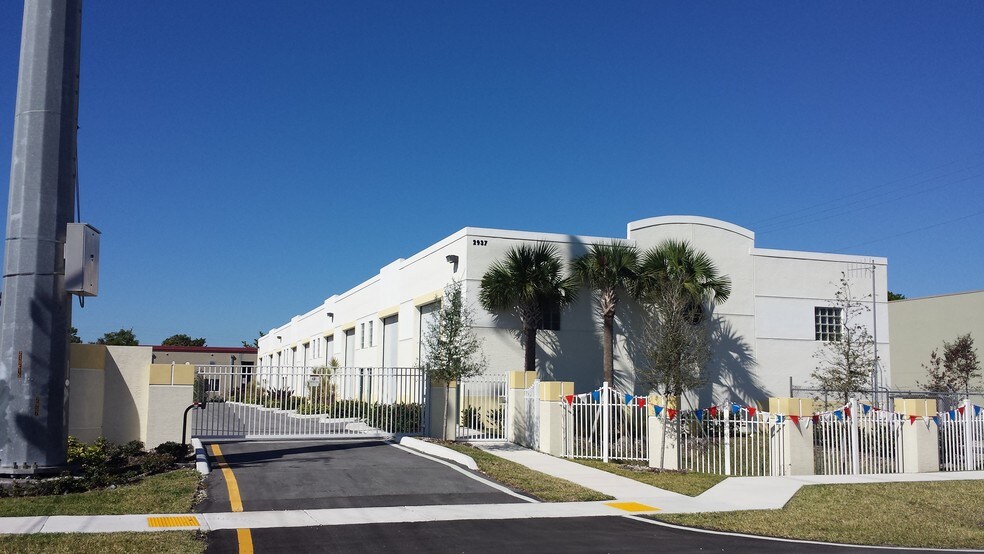 More Photos Of 2937 Ravenswood Rd, Fort Lauderdale Self Storage For Sale