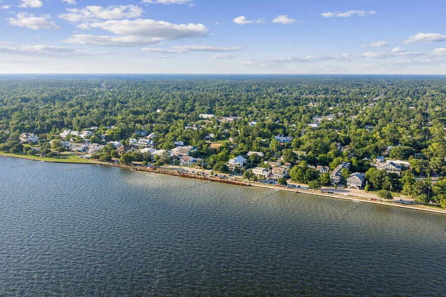 More Photos Of 2001 Lakeshore Dr, Mandeville Office For Sale