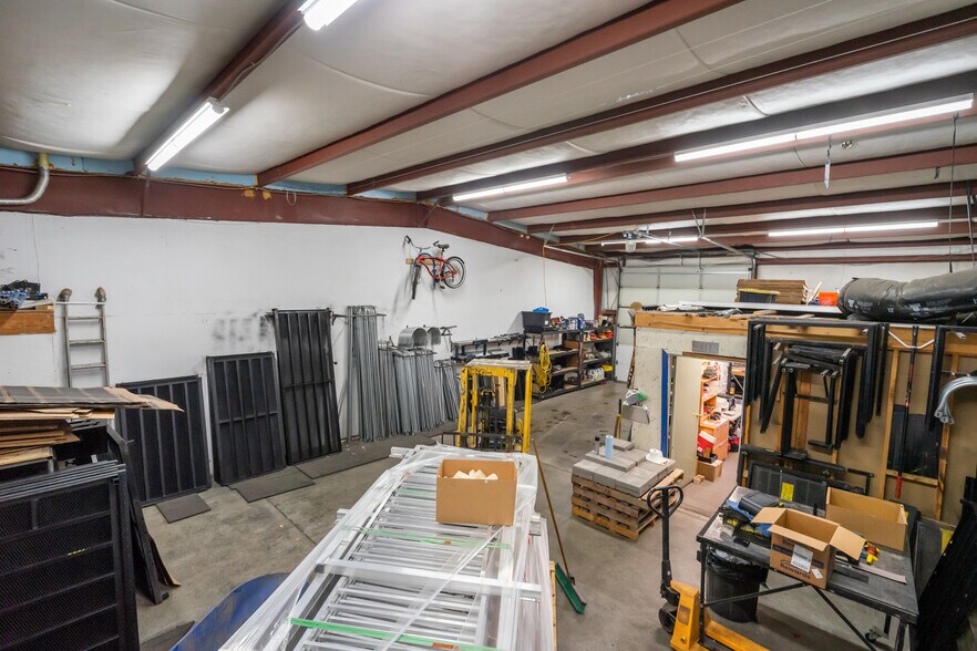More Photos Of 999 N 1st St, Silverton Freestanding For Sale