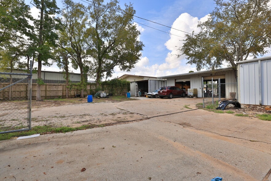 More Photos Of 2214 N Frazier St, Conroe Auto Repair For Sale