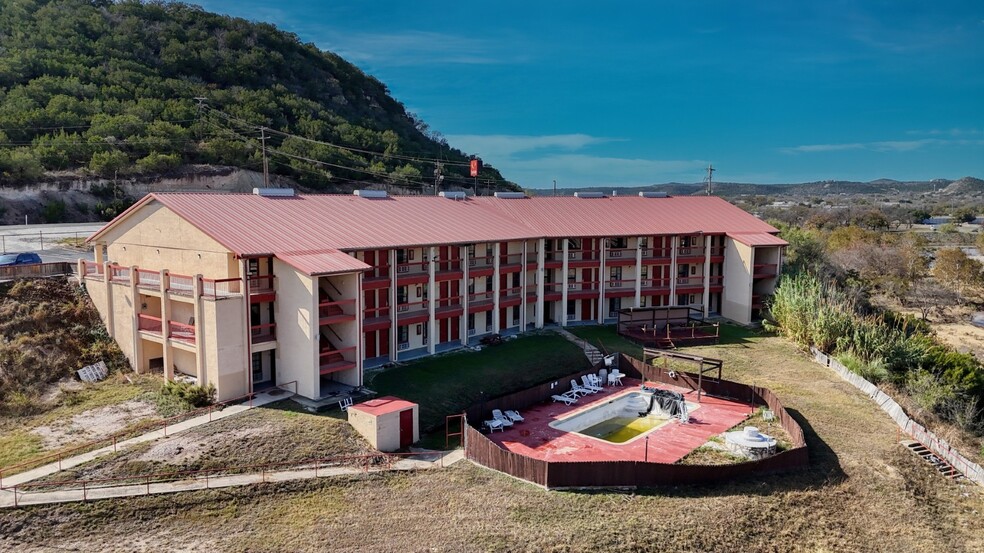 More Photos Of 111 Martinez St, Junction Hotel For Sale