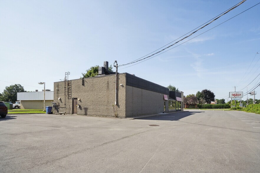 More Photos Of 80-90 Rue Quévillon, Varennes Convenience Store For Sale