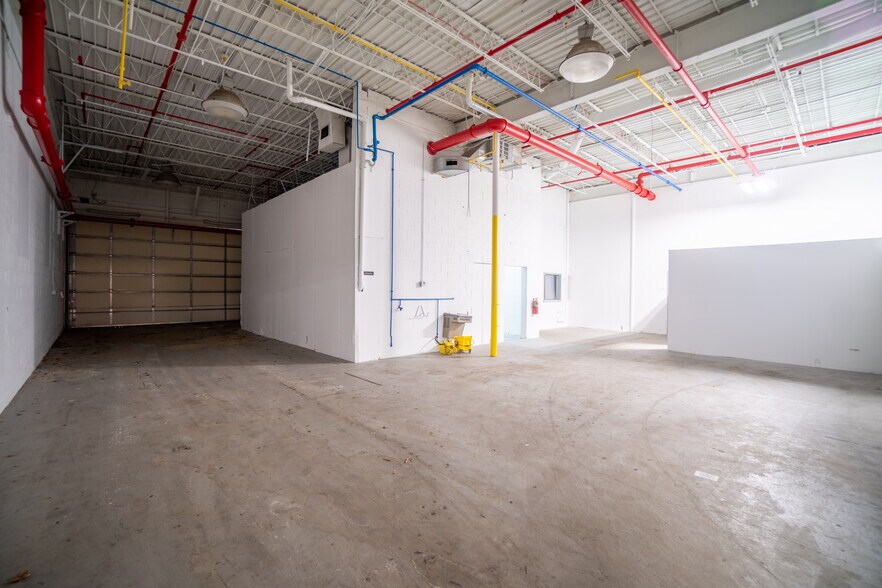 More Photos Of 4609-4801 W Woolworth Ave, Milwaukee Warehouse For Lease