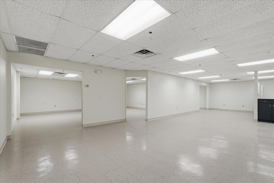 More Photos Of 13770 Automobile Blvd, Clearwater Distribution For Lease