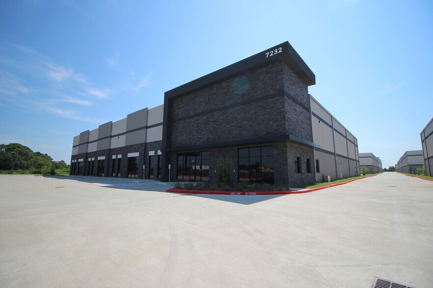 More Photos Of 7232 E Freeway, Baytown, TX 77521, USA Fwy, Baytown Distribution For Sale