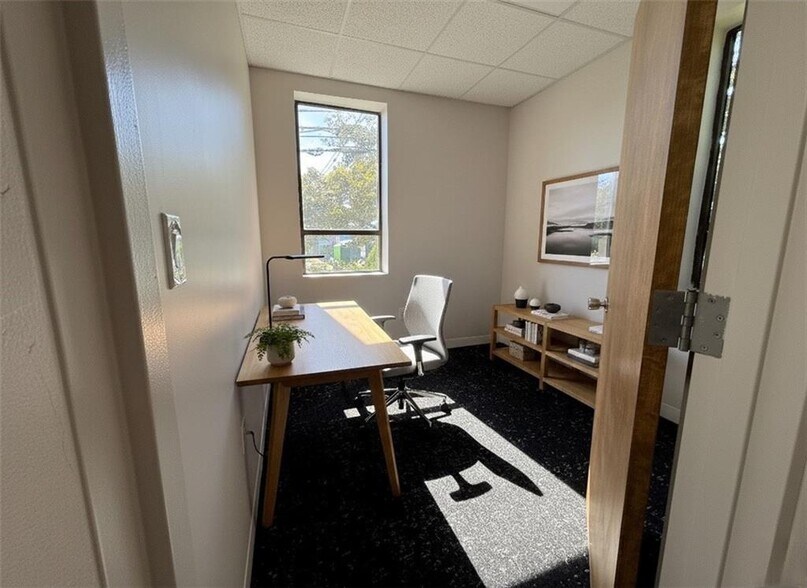 More Photos Of 250 Wampanoag Trl, Riverside Medical For Sale
