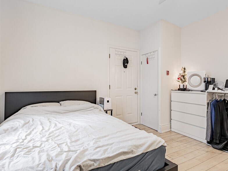 More Photos Of 24 Webster Av, Toronto Apartments For Sale