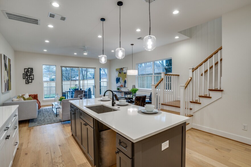 More Photos Of 421/423 Wayne, Dallas Apartments For Sale