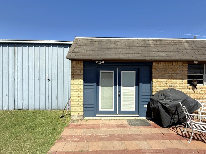More Photos Of 1640 Lindbergh Dr, Beaumont Specialty For Sale