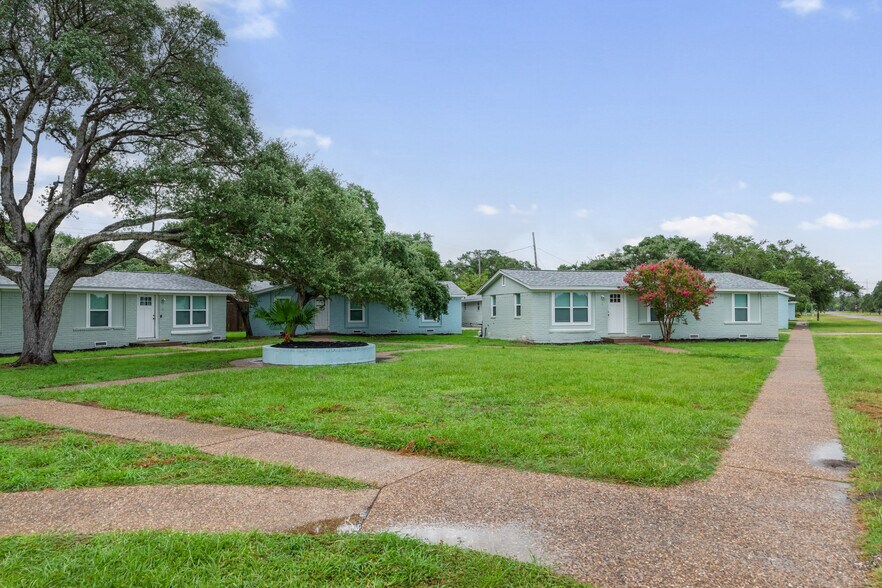 More Photos Of 1300 N Live Oak St, Rockport Multifamily For Sale