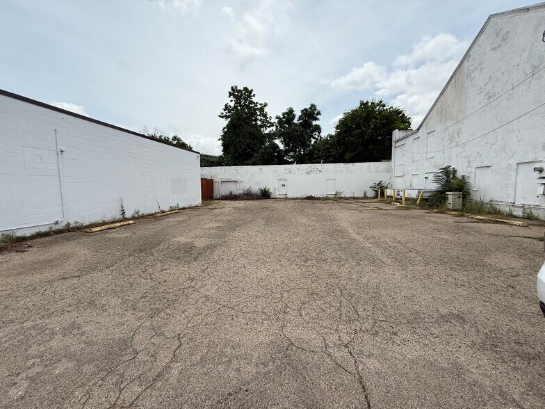 More Photos Of 3112 Plumwood St, Fort Worth Office For Sale