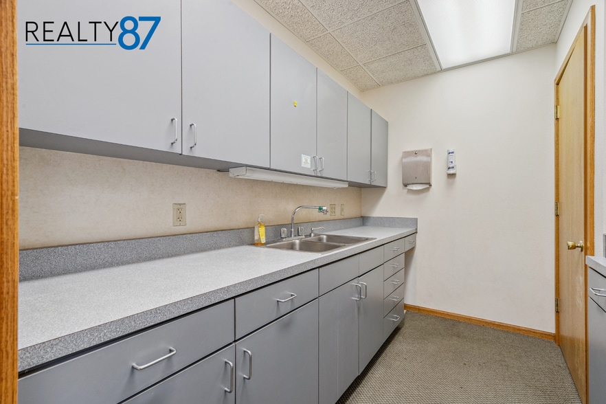 More Photos Of 3900 River Ridge Dr NE, Cedar Rapids Office For Lease