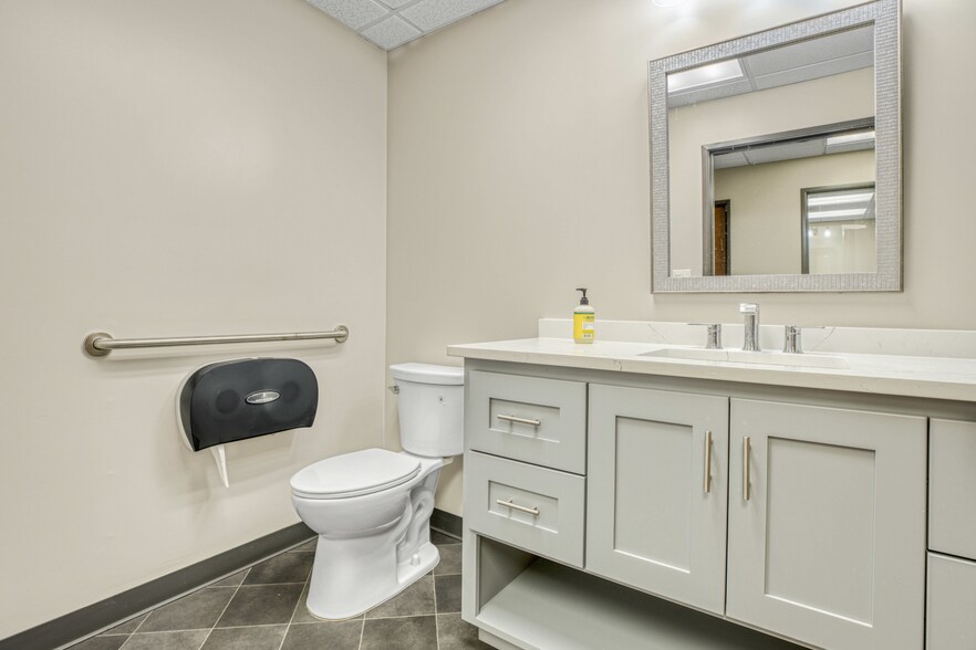 More Photos Of 5238 Evers Rd, San Antonio Warehouse For Sale