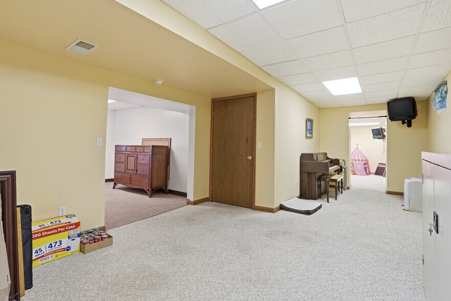 More Photos Of 120 Milford Hill Ln, Milford Flex For Sale