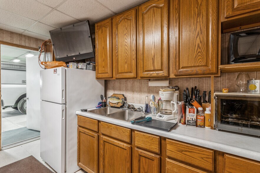 More Photos Of 2326 N Main St, Osceola Auto Repair For Sale