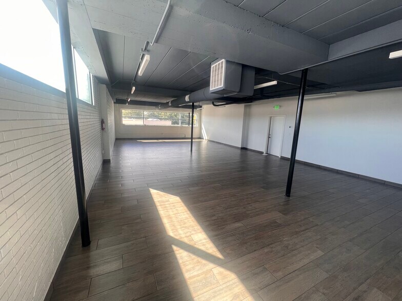 More Photos Of 302 W Defee Ave, Baytown Specialty For Sale