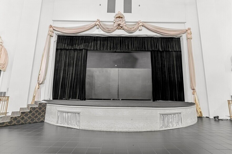 More Photos Of 138 E Market St, New Albany Lodge Meeting Hall For Sale